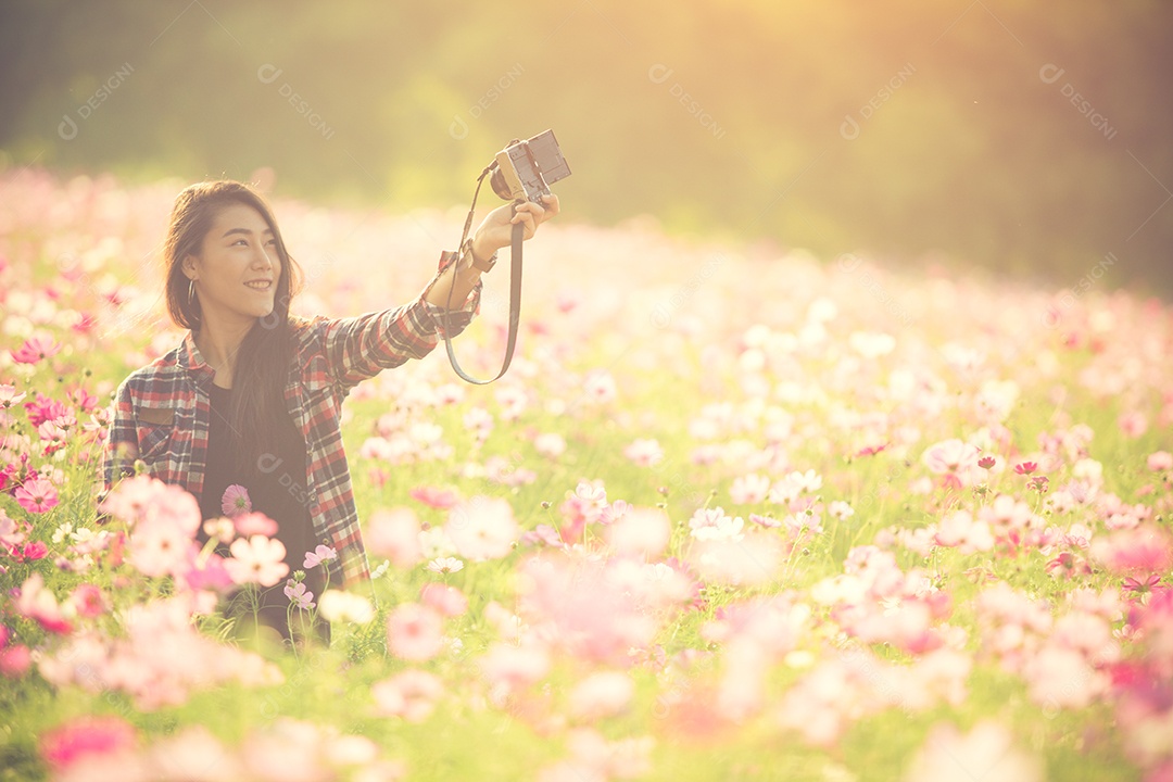 Uma jovem turista faz uma selfie de viagem no cosmos.