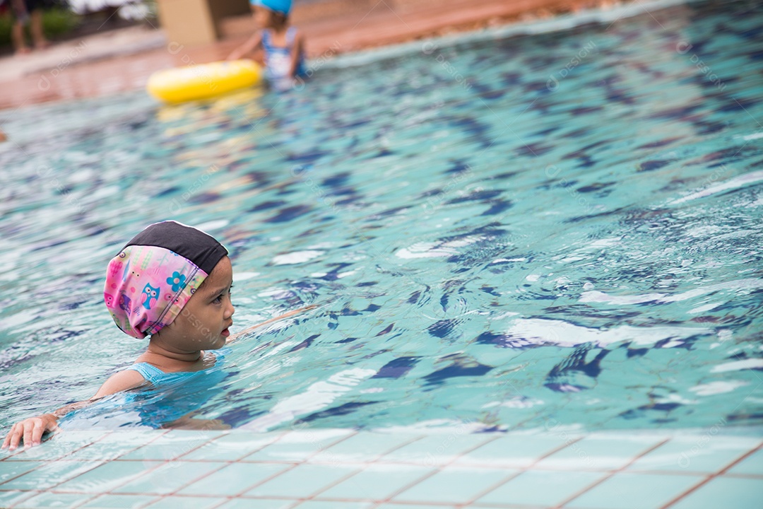Menina na piscina. Verão ao ar livre foco suave.