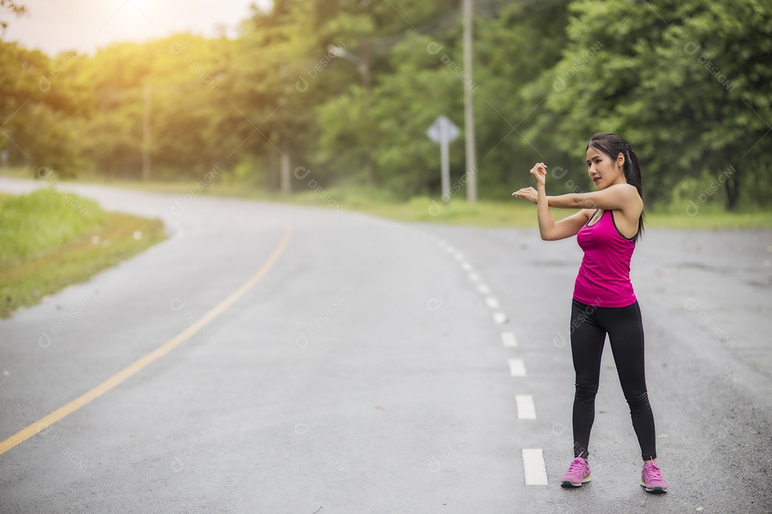 As mulheres se aquecem antes de um treino matinal.