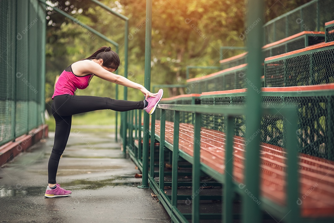 As mulheres se aquecem antes de um treino matinal.