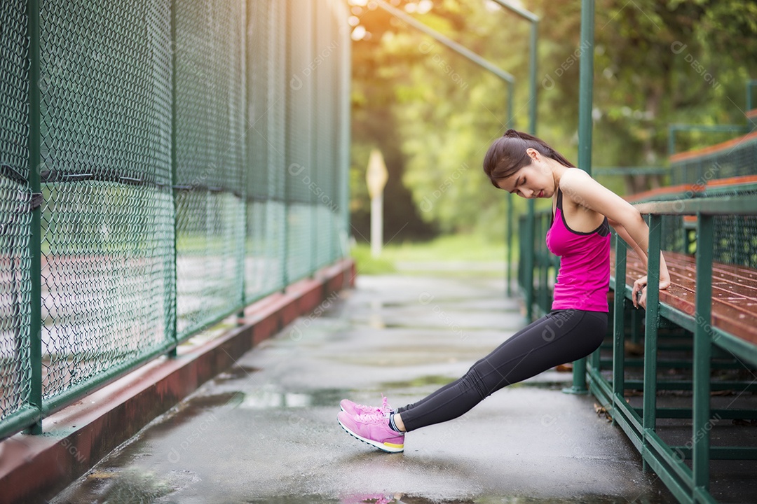 As mulheres se aquecem antes de um treino matinal.