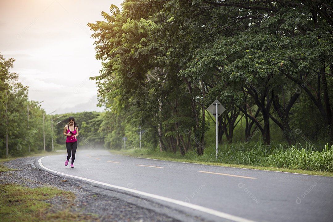 Linda mulher correndo na floresta.