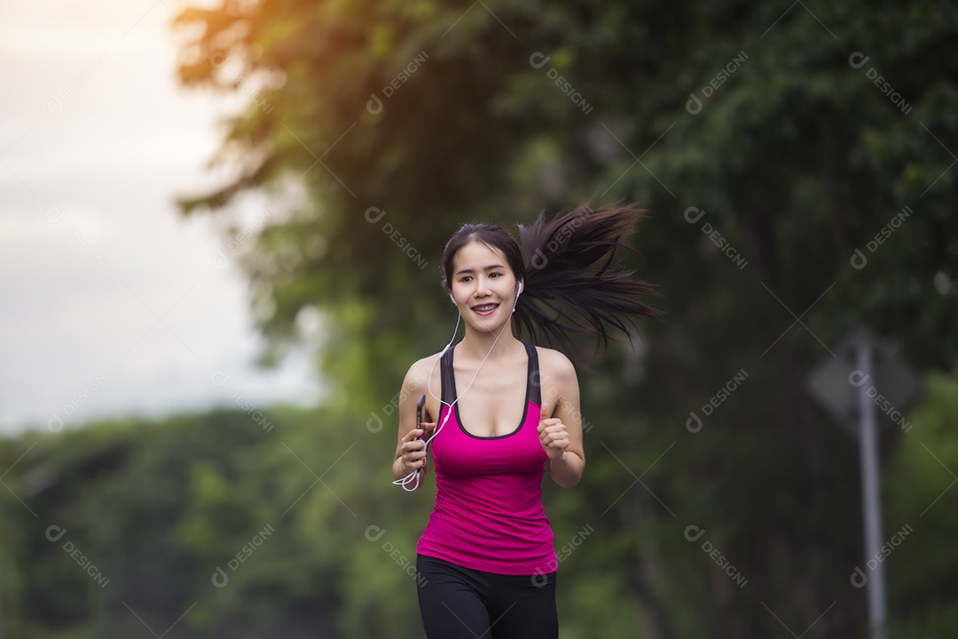 Linda mulher correndo na floresta.