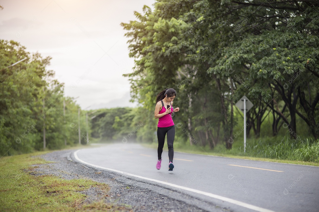 Linda mulher correndo na floresta.