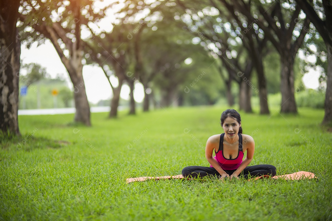 Mulher se exercitando na luz ensolarada e brilhante.