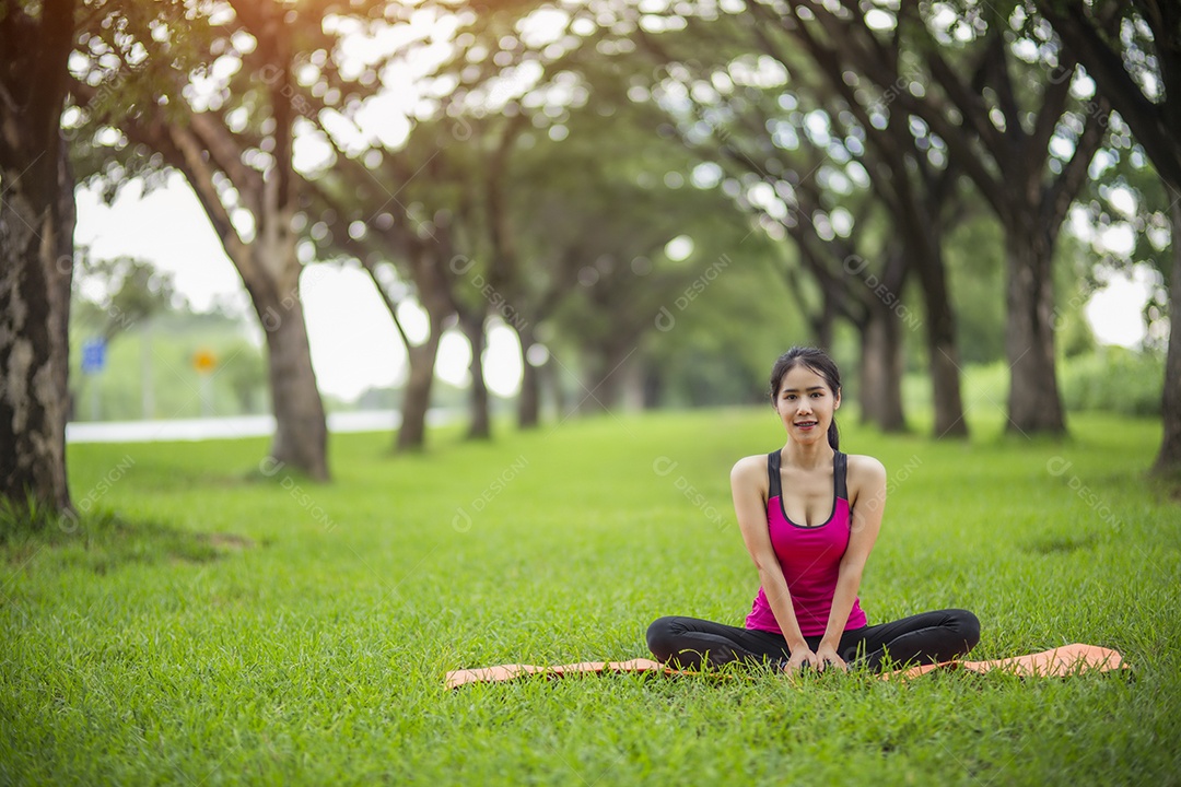 Mulheres se exercitando na luz ensolarada e brilhante.