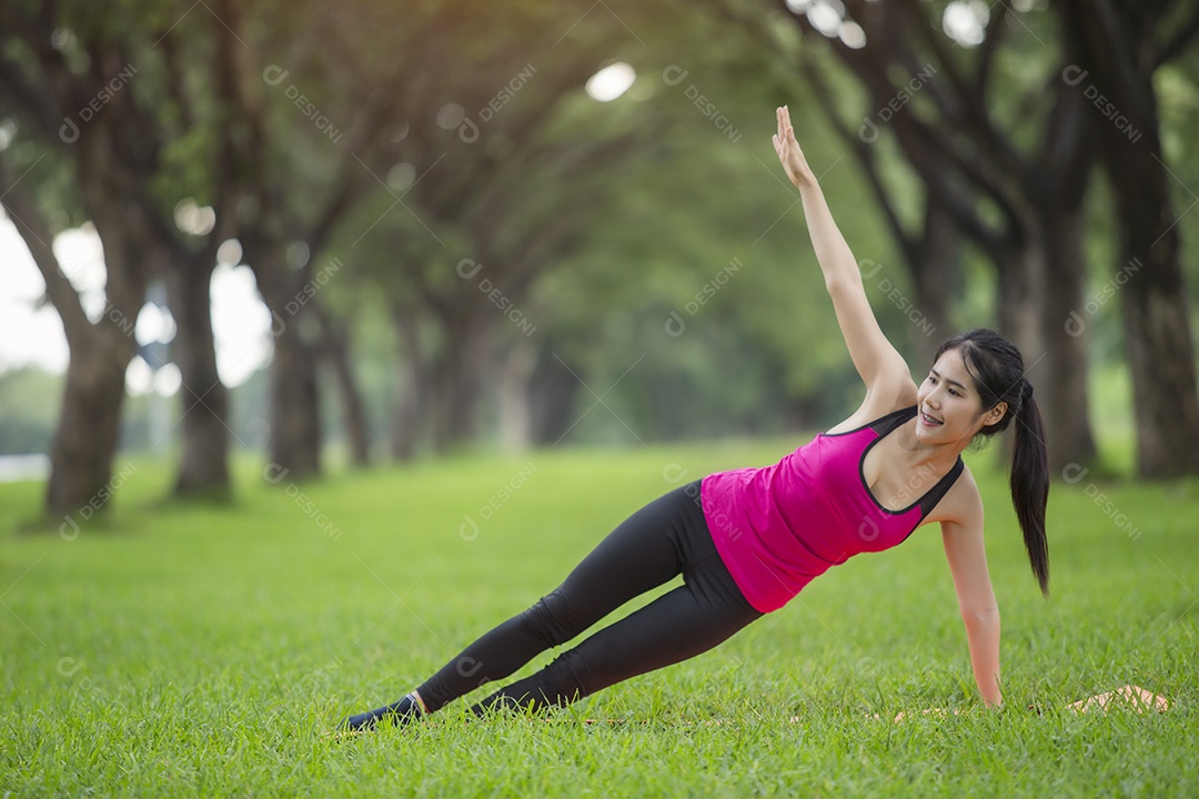 Jovem mulher praticando ioga no parque.