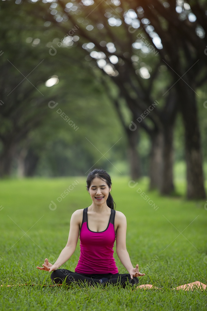 Jovem mulher praticando ioga no parque.