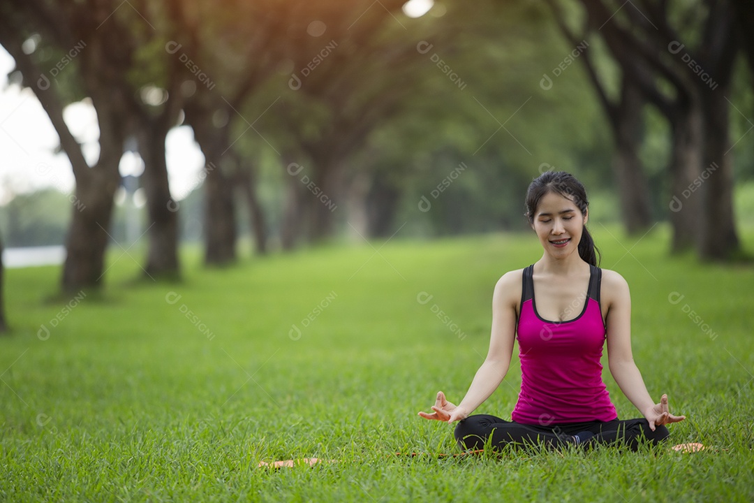 Jovem mulher praticando ioga no parque.