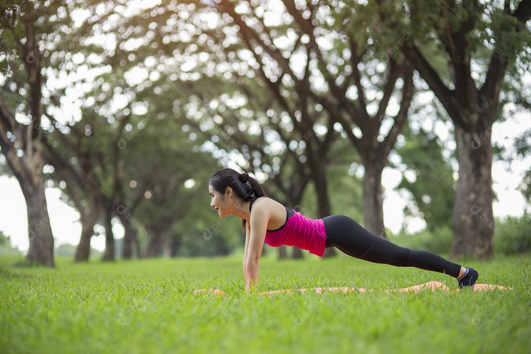 Mulher se exercitando na luz ensolarada e brilhante.