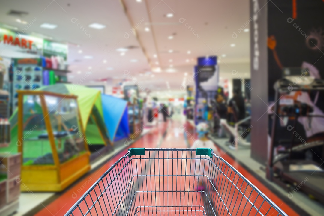 Interior do supermercado, carrinho de compras verde vazio.