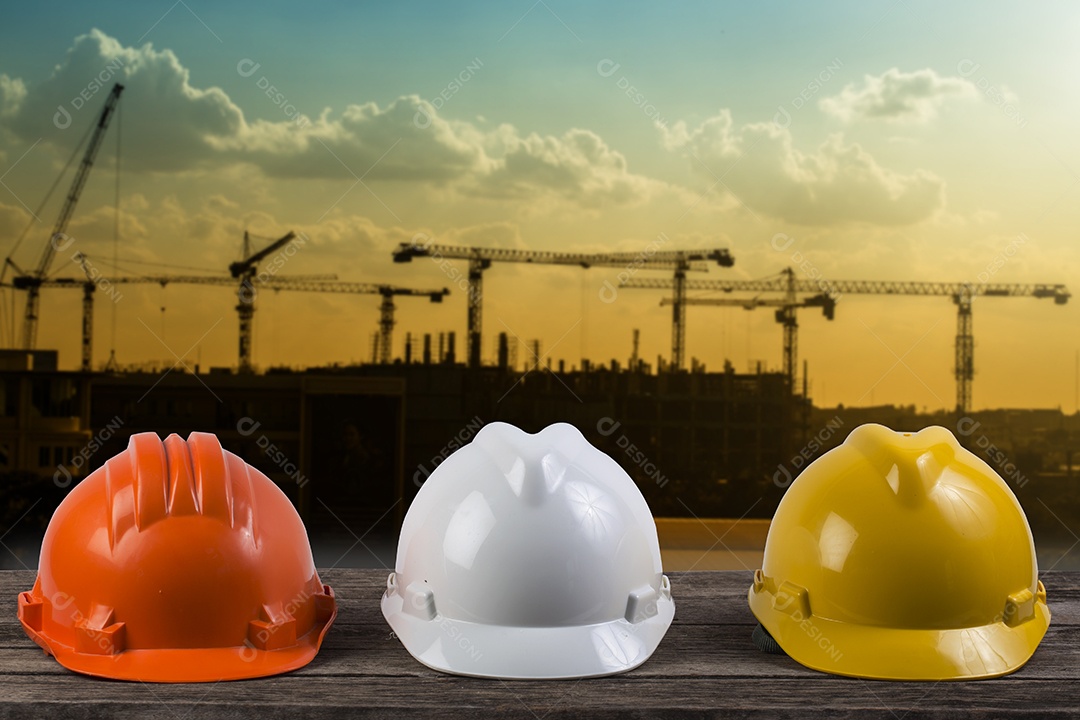 Plano de mesa de trabalho de engenheiro no canteiro de obras.