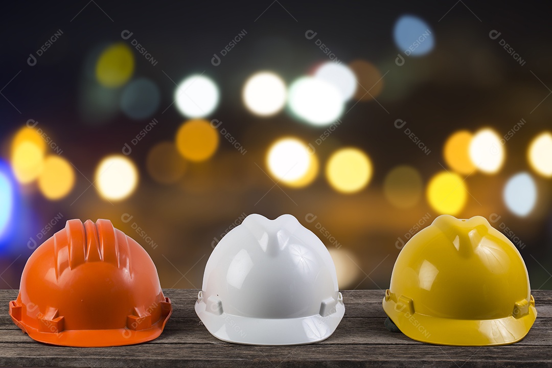 Plano de mesa de trabalho de engenheiro e planta na construção civil.