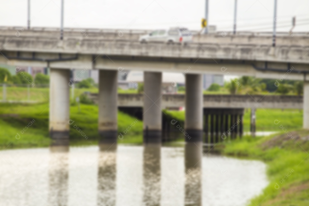 Fundo abstrato da ponte com tráfego embaçado na ponte.