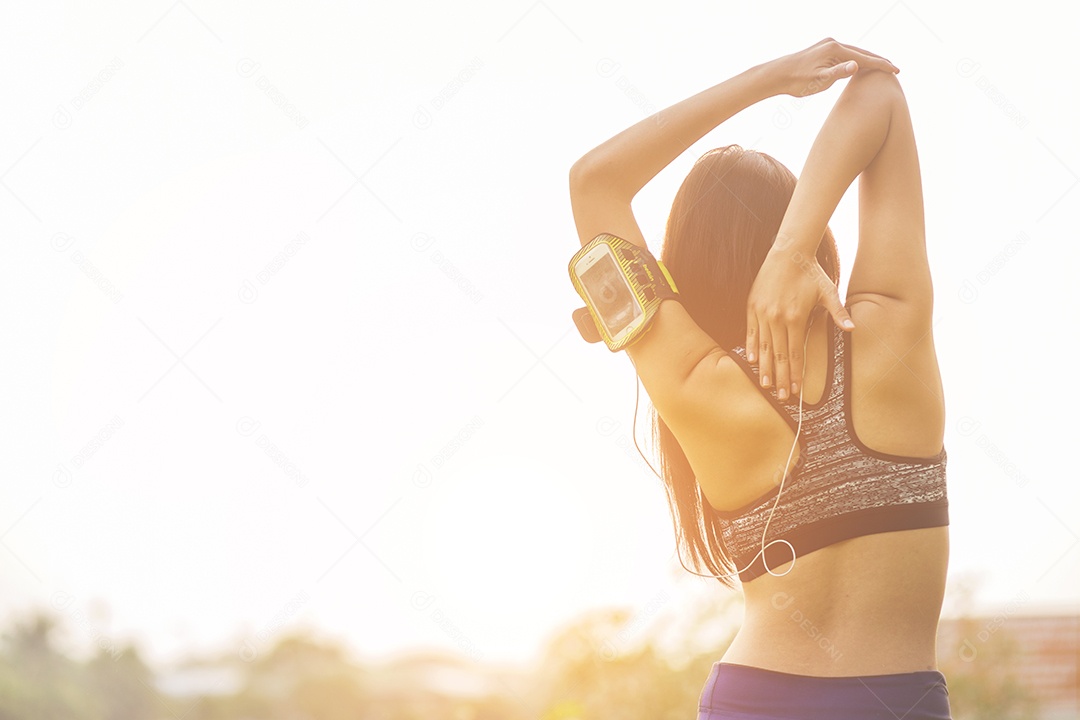 Mulher exercitando na luz ensolarada.