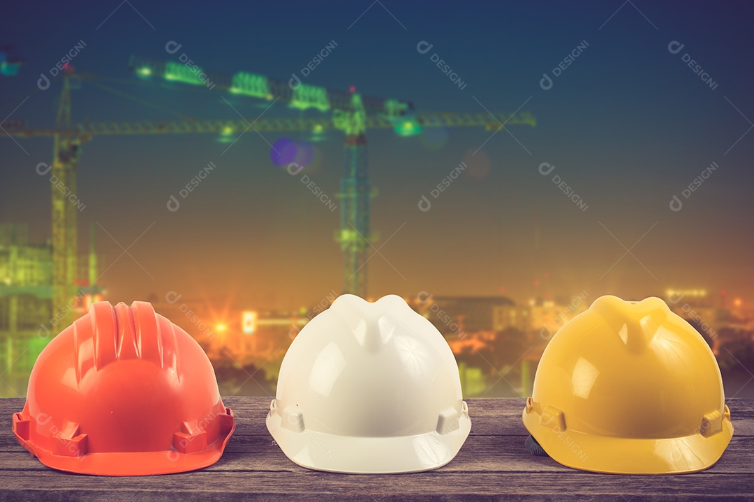 Plano de mesa de trabalho de engenheiro no canteiro de obras.