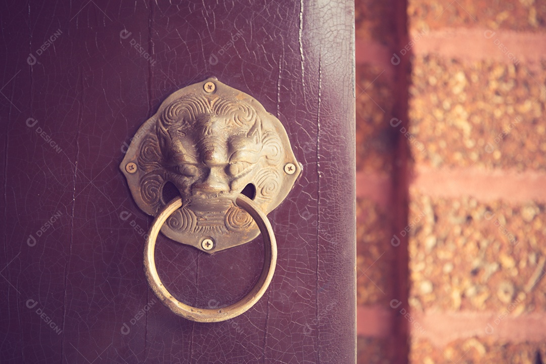 Aldrava de porta chinesa antiga, localizada na cor vintage do templo.
