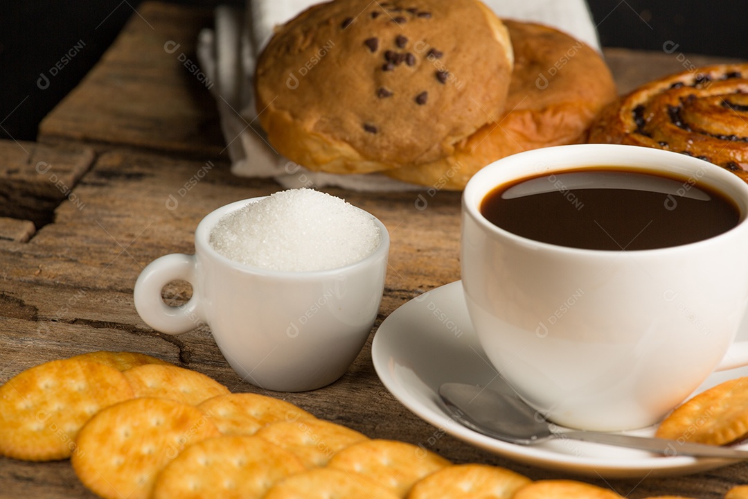 Xícara de café em uma tábua de madeira e biscoitos.