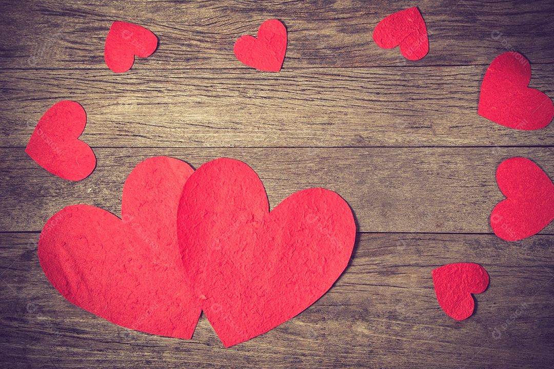 Fundo de dia dos namorados em fundo de madeira. Cor vintage.