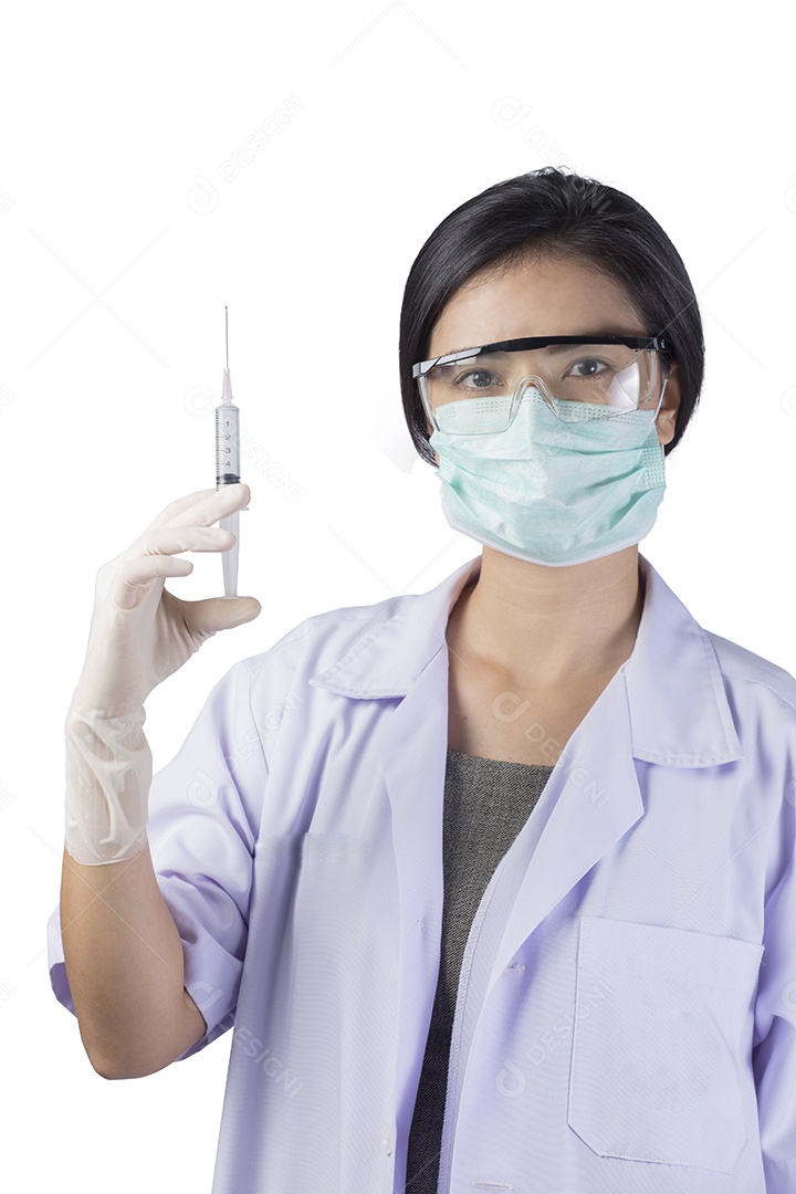 Retrato de um médico em máscara segurando seringa com remédio.