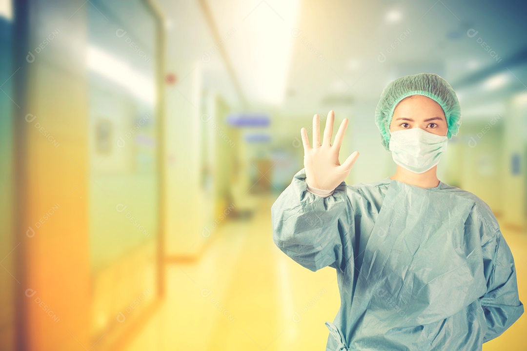 Jovem médica vai parar, no hospital. Cor vintage.