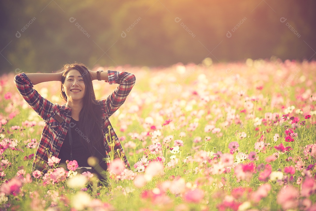 Mulher feliz grátis curtindo a natureza. Menina de beleza ao ar livre. liberdade