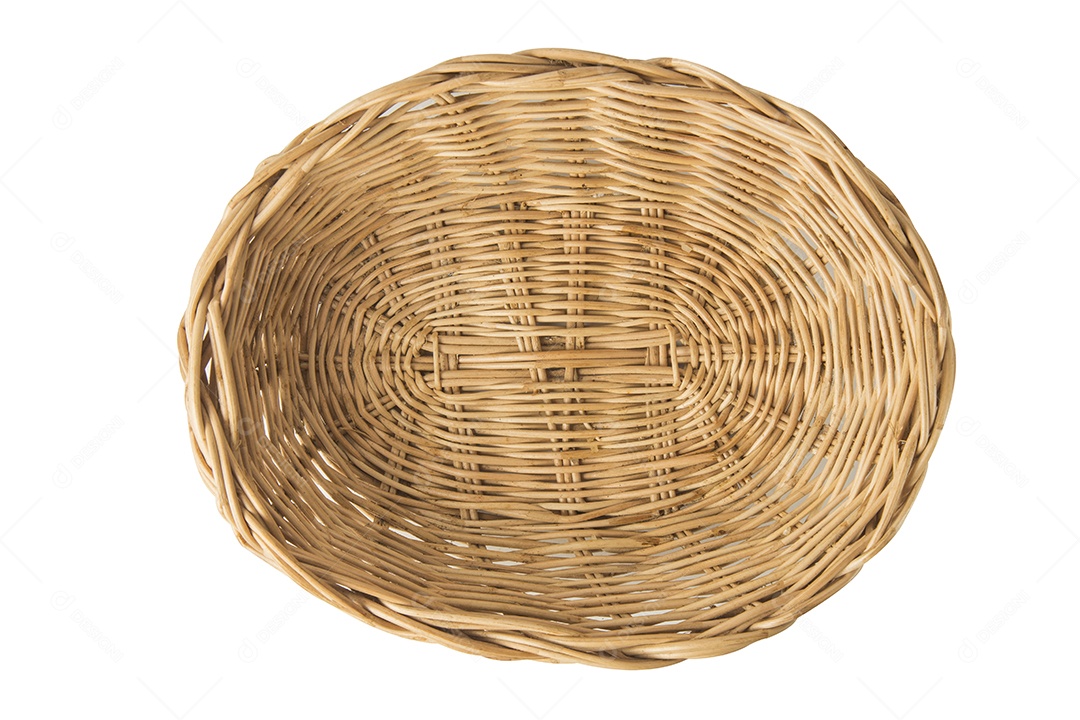 Vista superior da cesta de vime marrom isolada no fundo branco