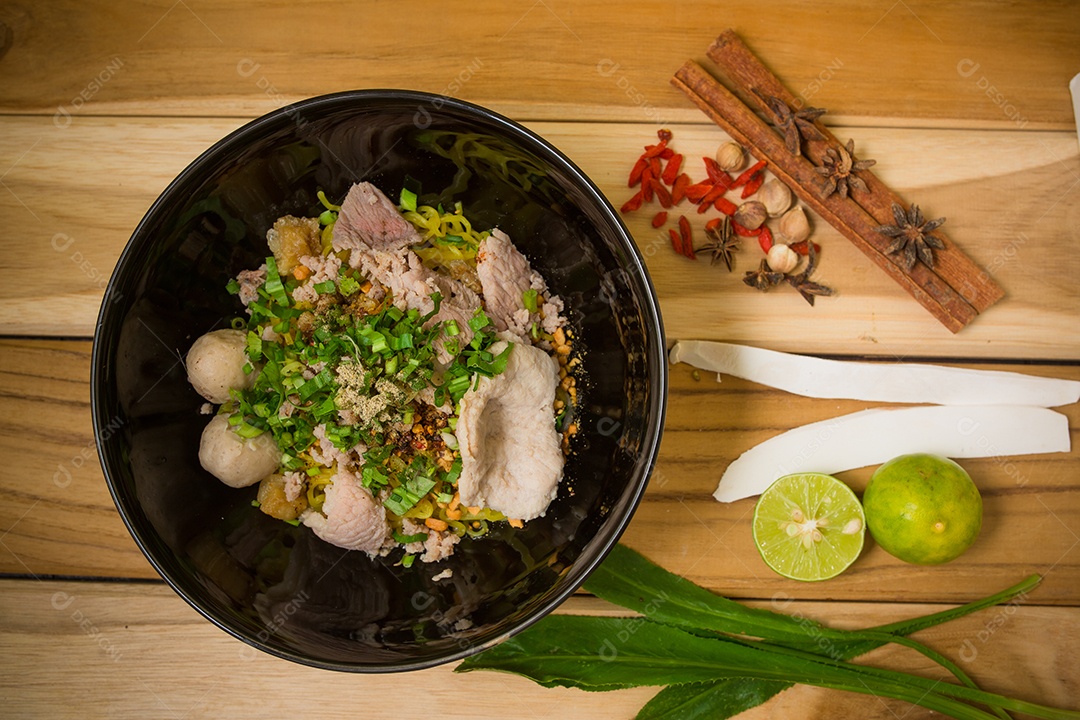 Tigela de macarrão com legumes e ovo cozido de madeira