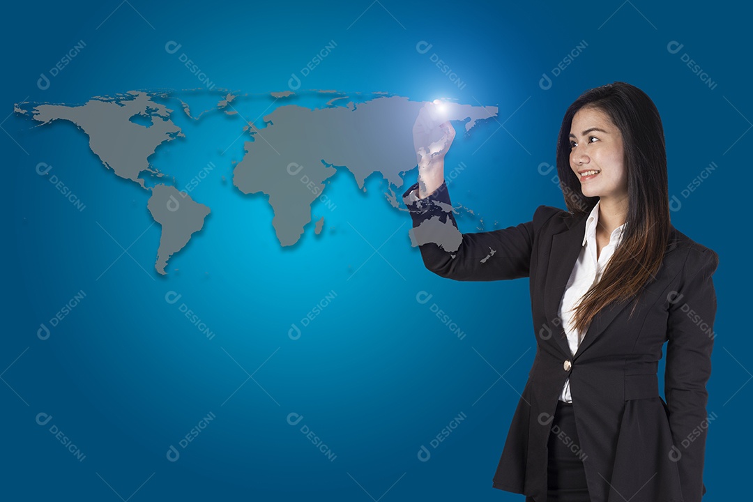 Mulher de negócios desenhando o mapa-múndi em um quadro branco