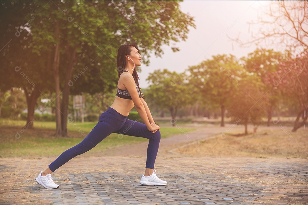 Mulher jovem sobre parque fazendo exercícios