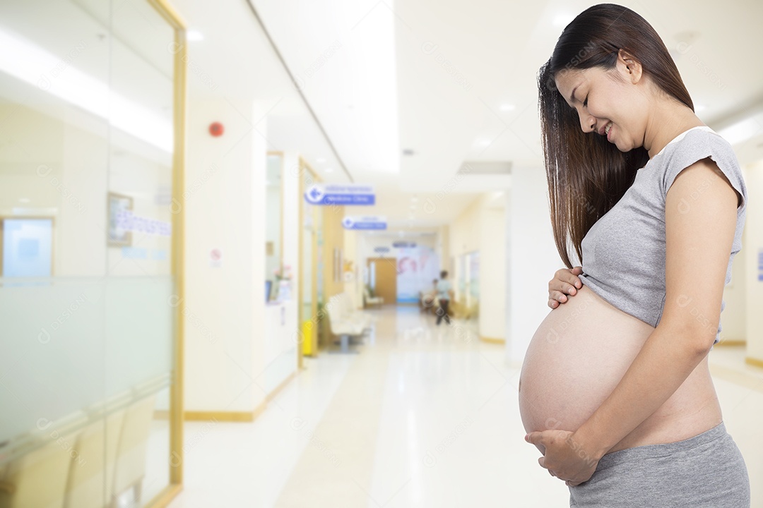 Mulher grávida vem ao médico no hospital