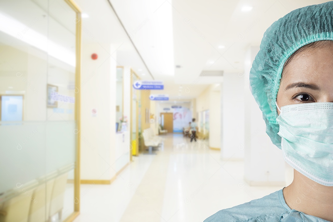 Linda médica sobre fundo hospitalar