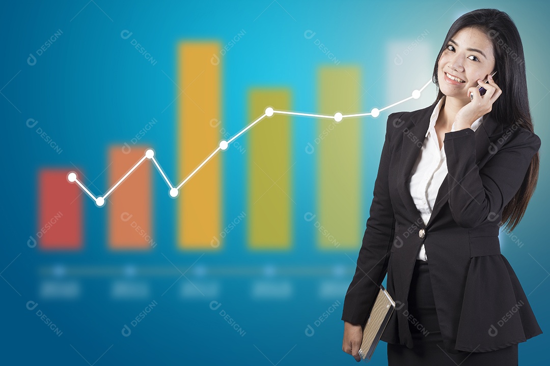 Linda mulher empresaria analisando gráficos