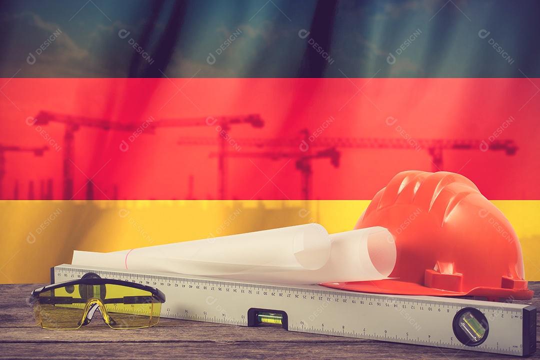 Plano de mesa de trabalho de engenheiro e projeto no canteiro de obras