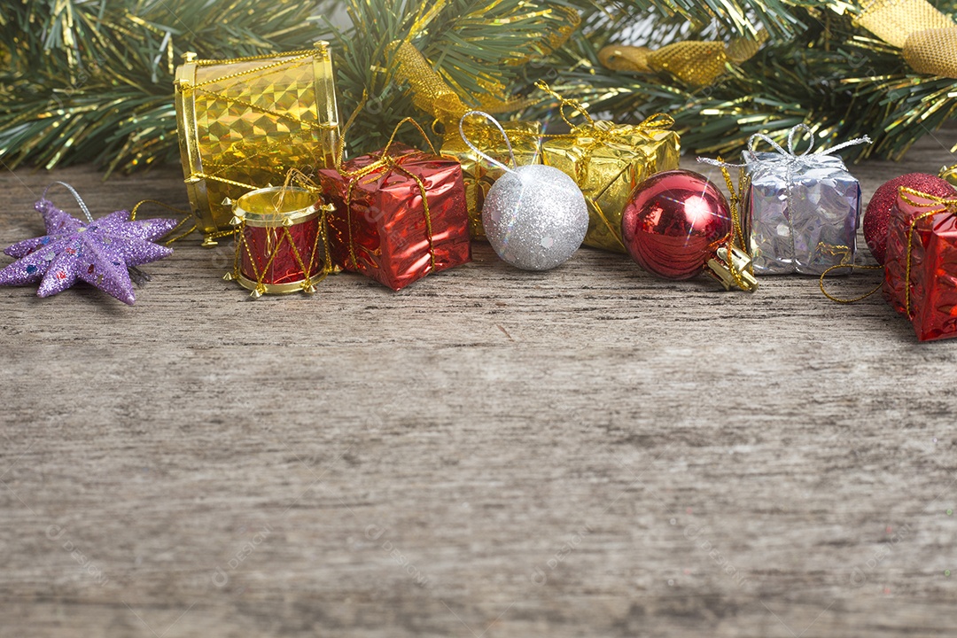 Enfeites de natal e variedade de decoração em fundo de madeira