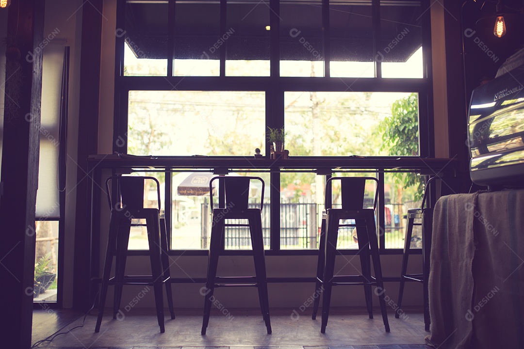 Fundo desfocado feito com tons vintage, café desfocado de volta