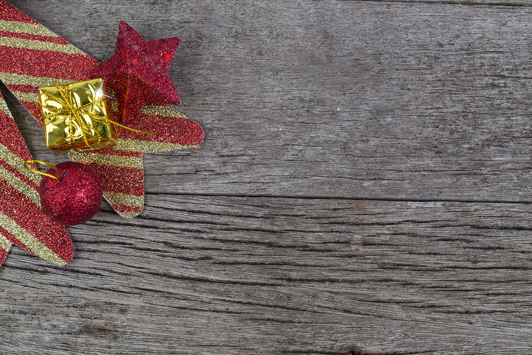 Enfeites de natal e variedade de decoração em fundo de madeira