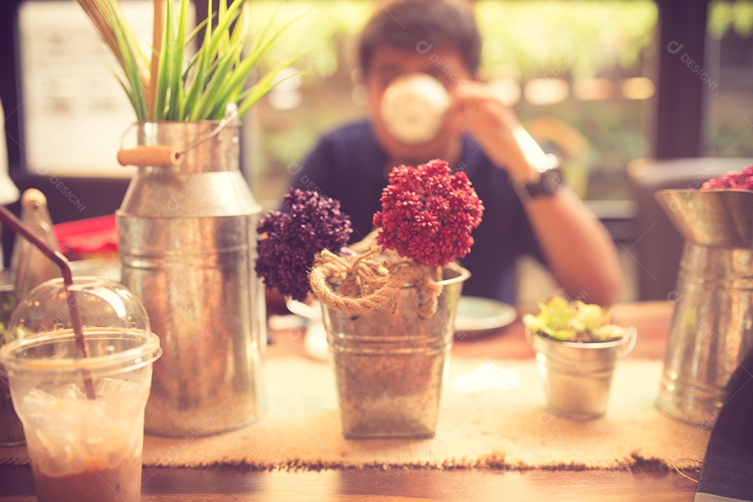 Fundo desfocado feito com tons vintage, fundo desfocado da cafeteria com bokeh