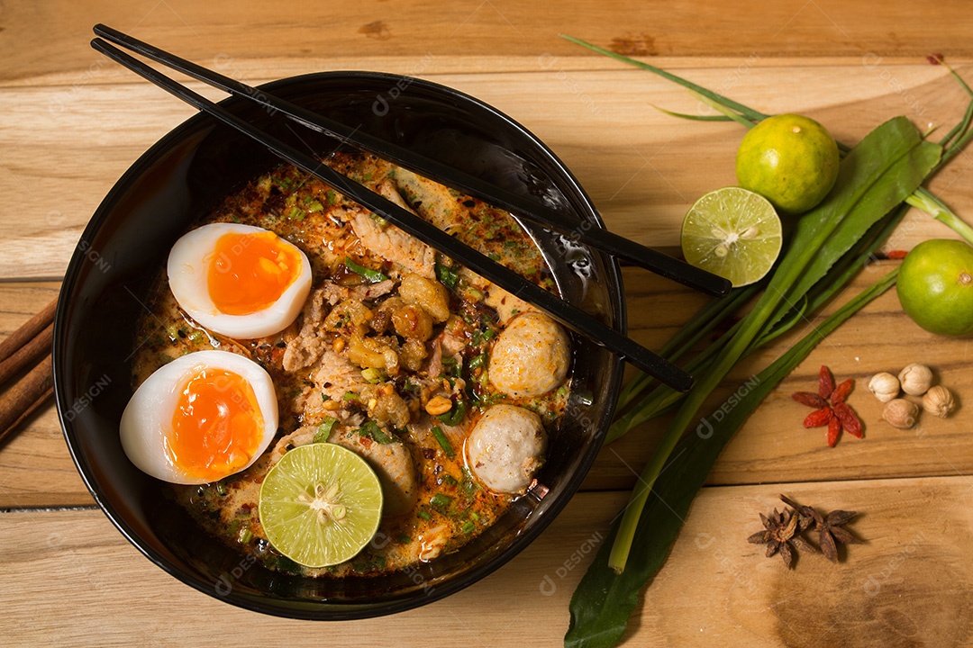 Sopa de macarrão tailandês em uma tigela sabor sopa de macarrão picante e ovo cozido