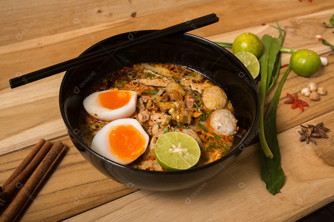 Sopa de macarrão tailandês em uma tigela sabor sopa de macarrão picante e ovo cozido