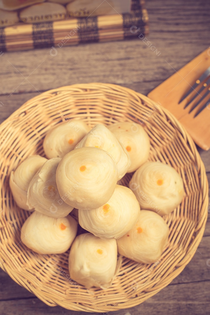 Bolo chinês tradicional panado na placa de madeira. Cor vintage