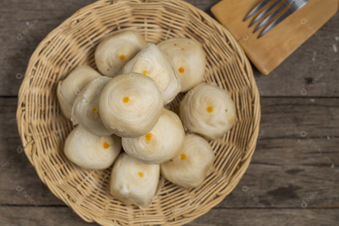 Bolo chinês tradicional panado na placa de madeira. Cor vintage