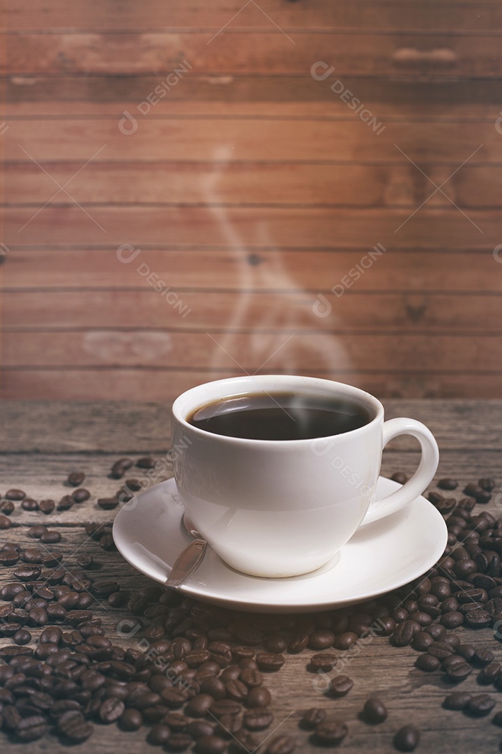 Xícara de café quente no fundo marrom