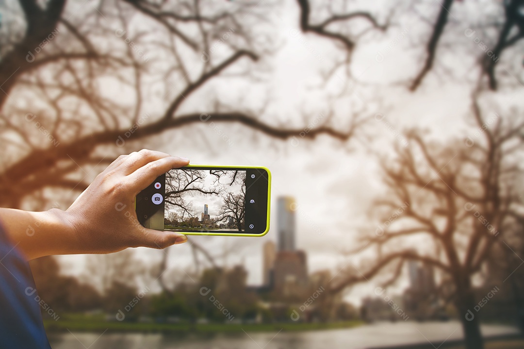 Segurando o smartphone para captura, tire uma foto de praça