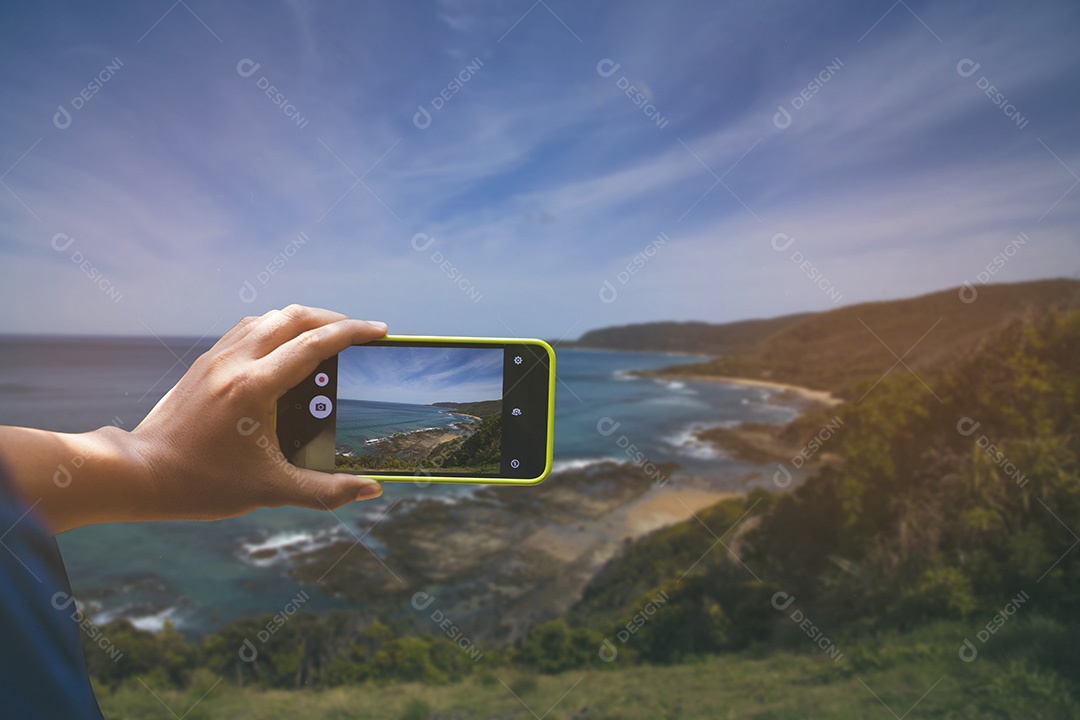 Segurando o smartphone para captura, tire uma foto de praia dia ensolarado mar