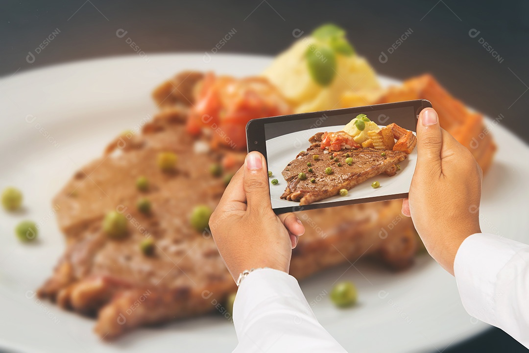 Segurando o smartphone para captura, tire uma foto de prato de comida