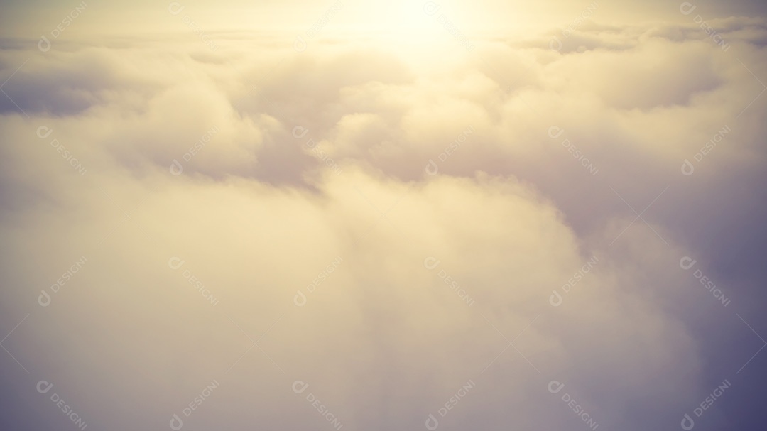 Fundo abstrato do céu ensolarado, bela paisagem de nuvens, no céu