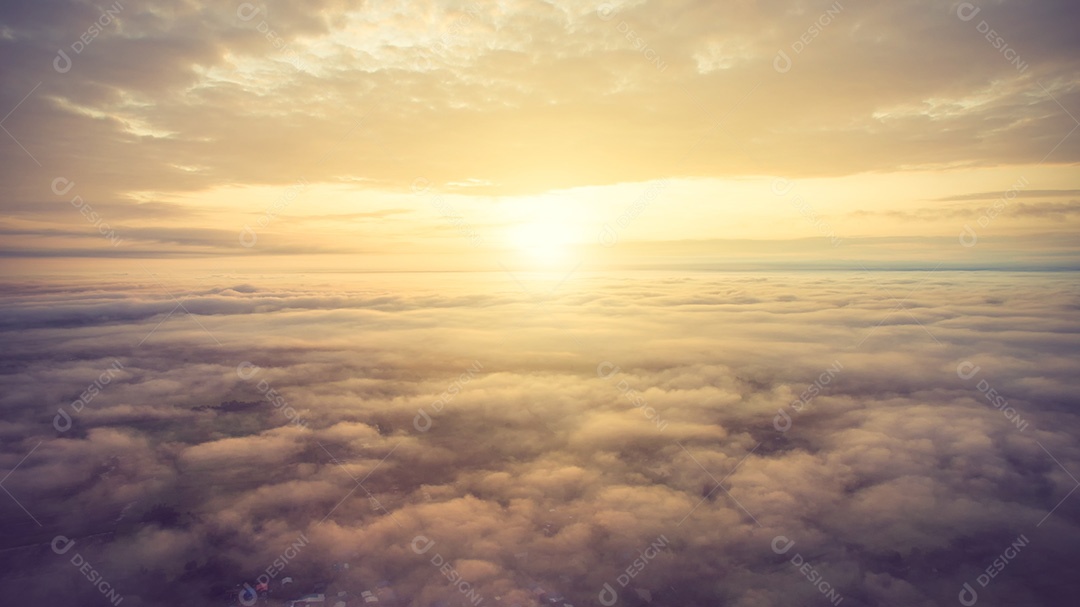 Fundo abstrato do céu ensolarado, bela paisagem de nuvens, no céu