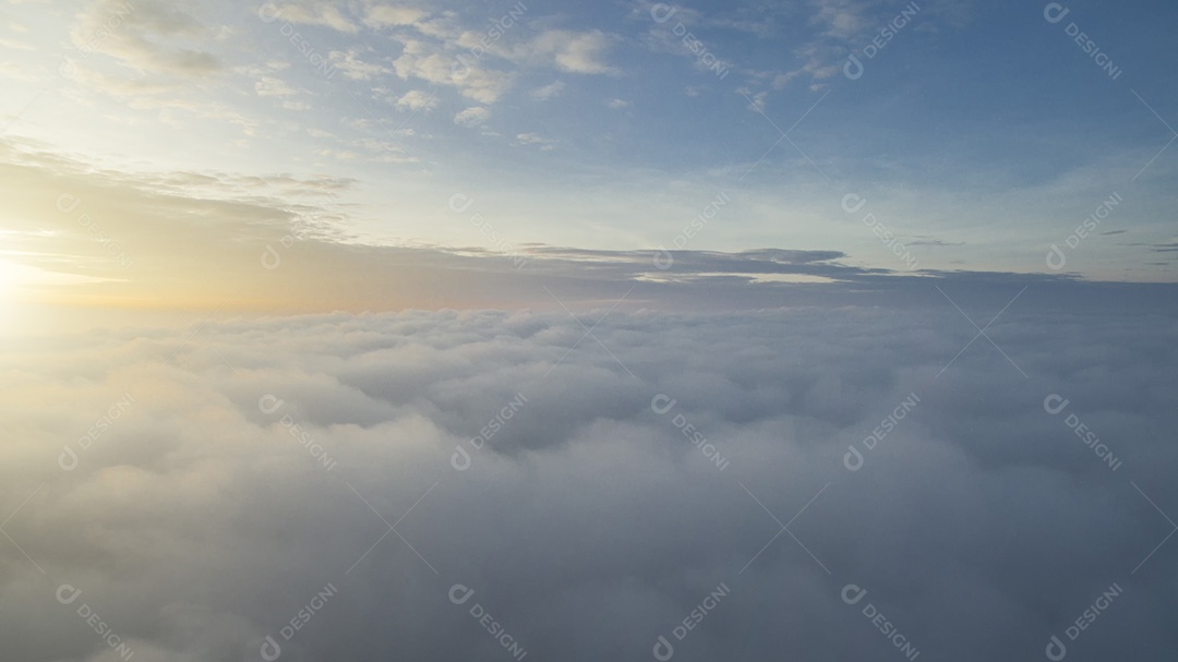 Fundo abstrato do céu ensolarado, bela paisagem de nuvens, no céu