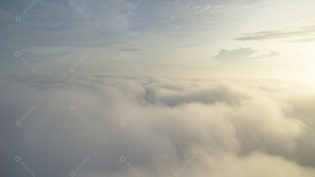Fundo abstrato do céu ensolarado, bela paisagem de nuvens, no céu
